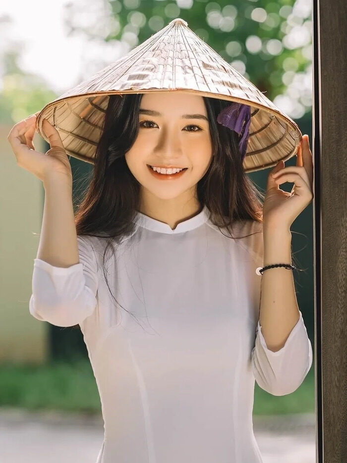 Thiếu Nữ Mặc Áo Dài Với Nụ Cười Dạng Dỡ